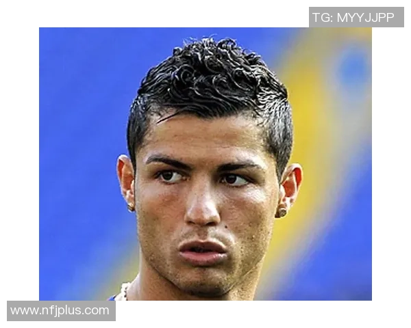 C罗发型变幻史：从经典到时尚的足球巨星造型演变回顾