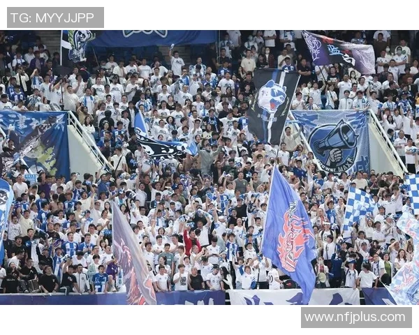 感动球迷心灵的足球巨星故事:从绿茵场到观众席的真情互动 感动球迷心灵的足球巨星故事:从绿茵场到观众席的真情互动